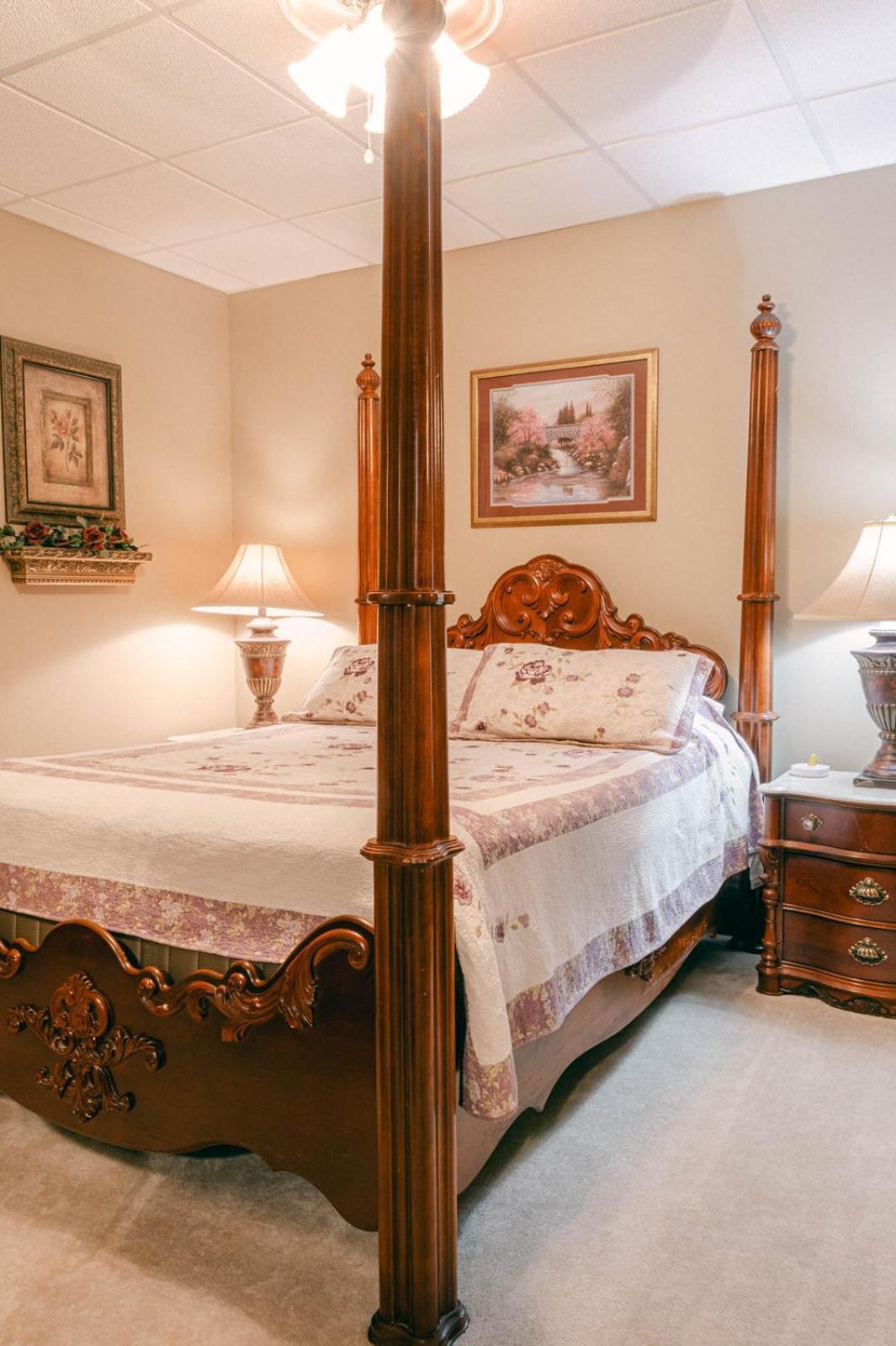 Bed and Breakfast The Wolf Manor à Ellinwood Extérieur photo