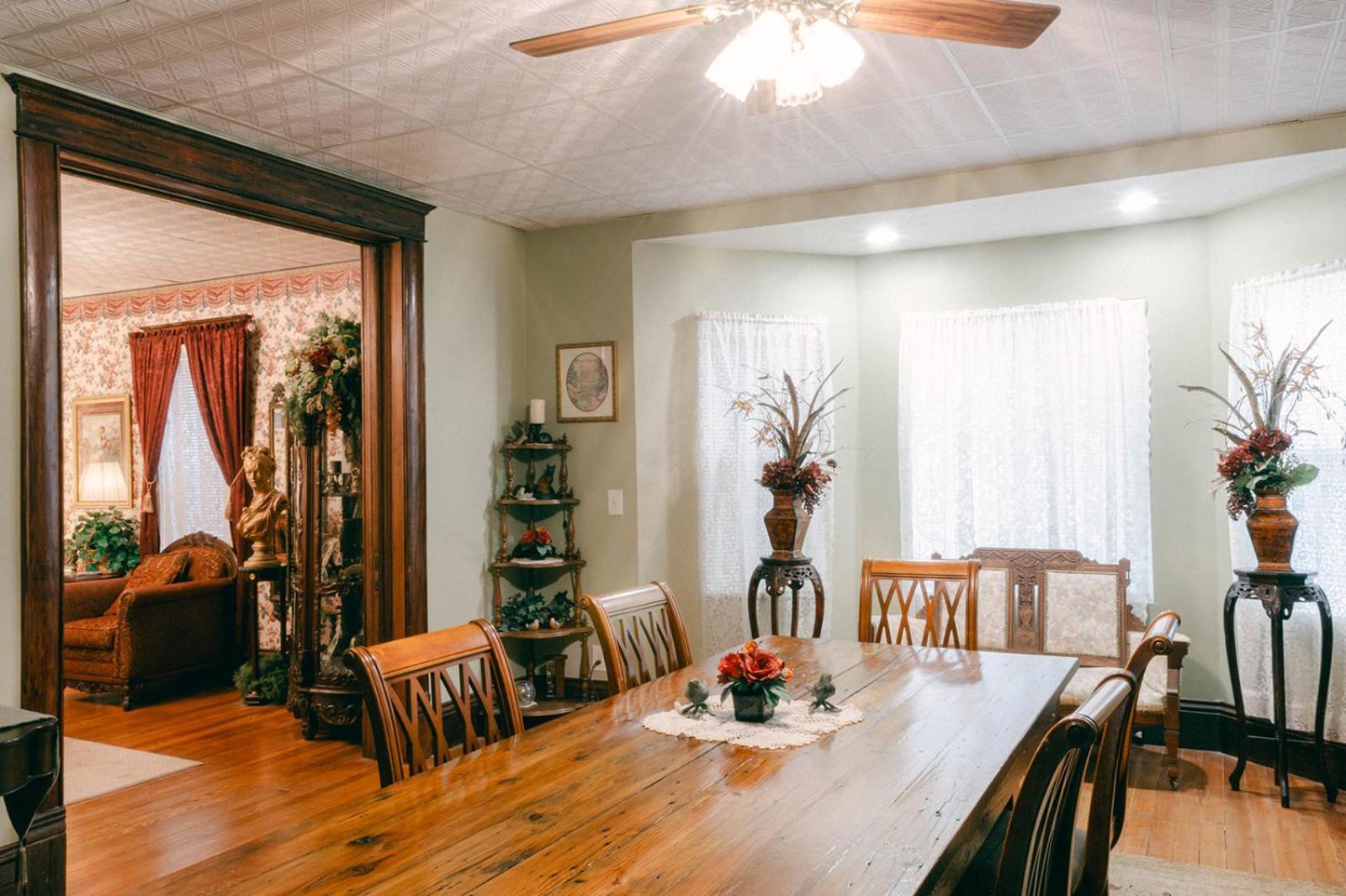 Bed and Breakfast The Wolf Manor à Ellinwood Extérieur photo