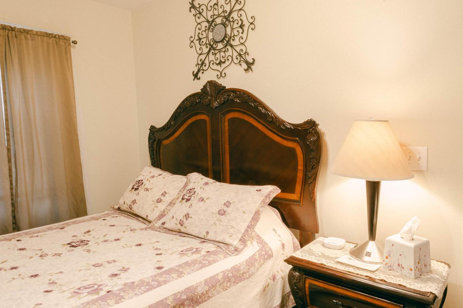 Bed and Breakfast The Wolf Manor à Ellinwood Extérieur photo