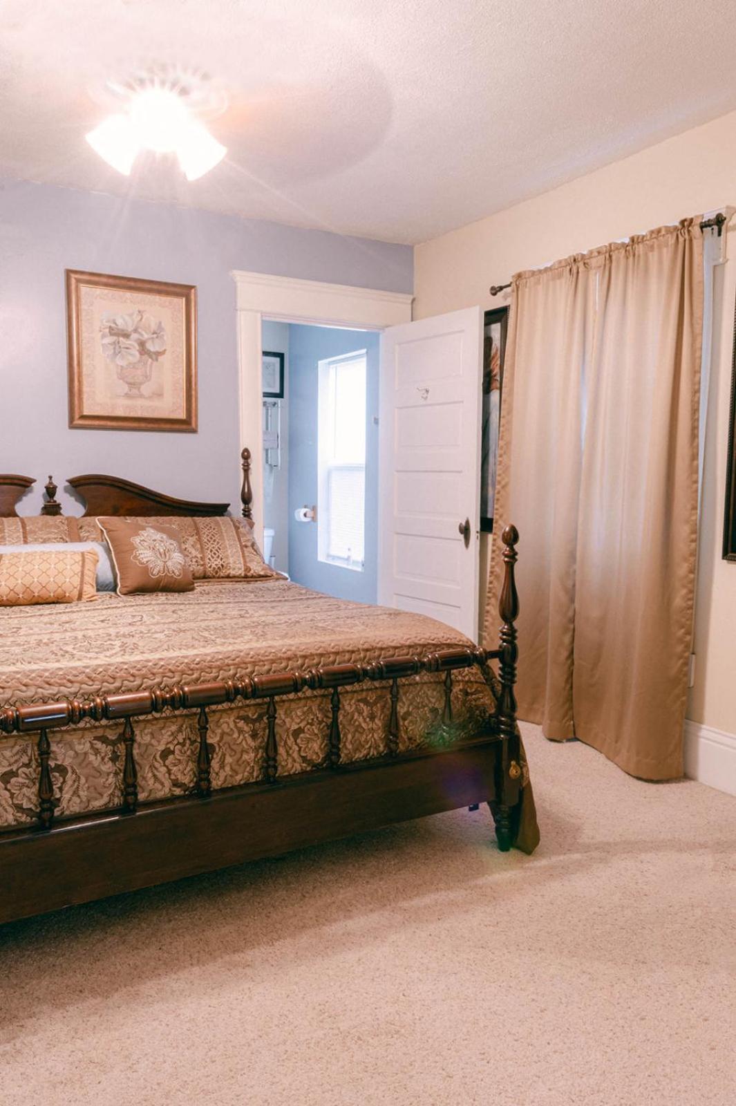 Bed and Breakfast The Wolf Manor à Ellinwood Extérieur photo