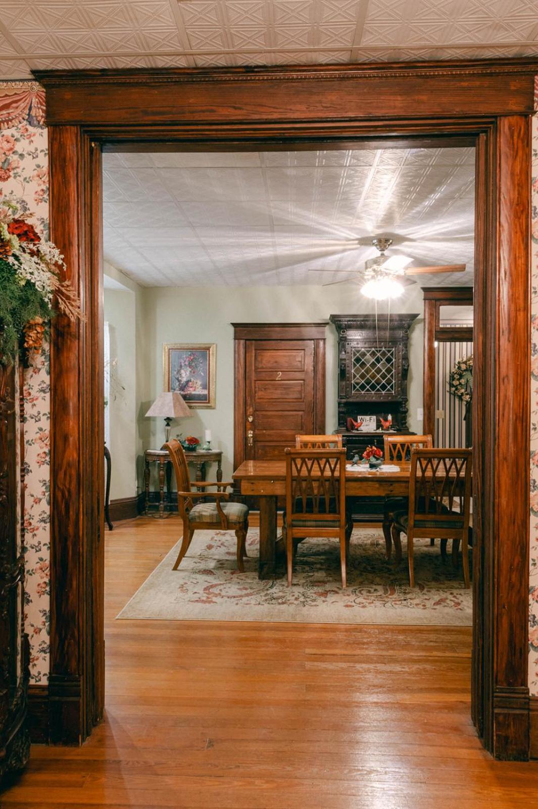 Bed and Breakfast The Wolf Manor à Ellinwood Extérieur photo
