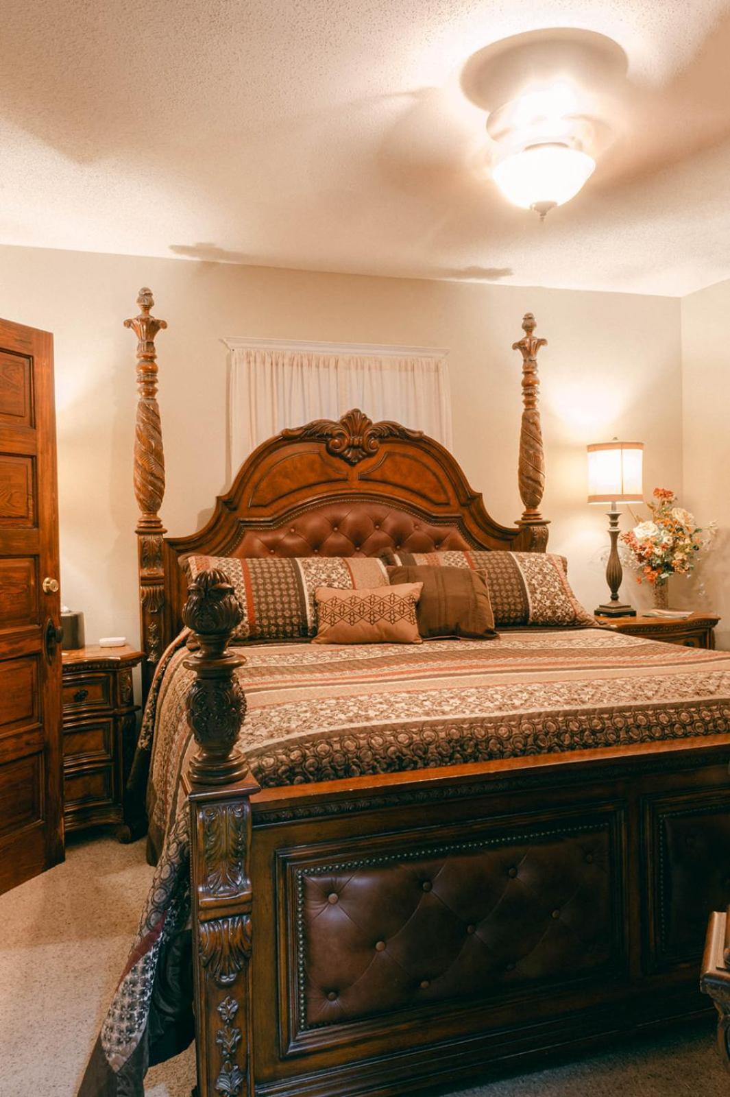 Bed and Breakfast The Wolf Manor à Ellinwood Extérieur photo
