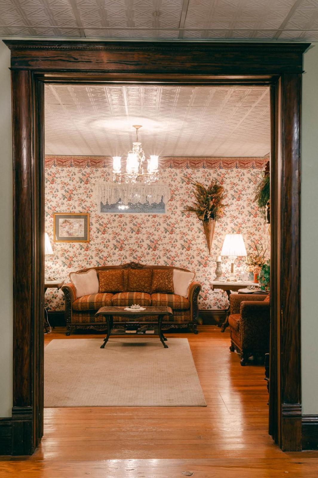 Bed and Breakfast The Wolf Manor à Ellinwood Extérieur photo