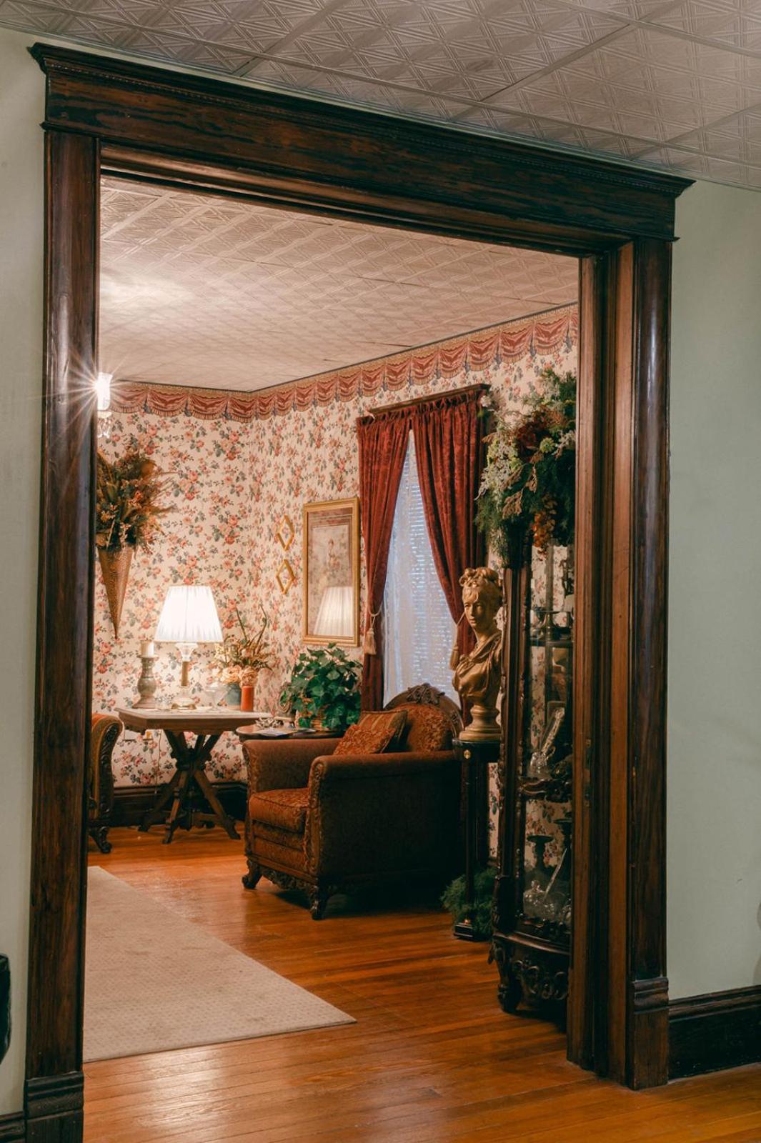 Bed and Breakfast The Wolf Manor à Ellinwood Extérieur photo