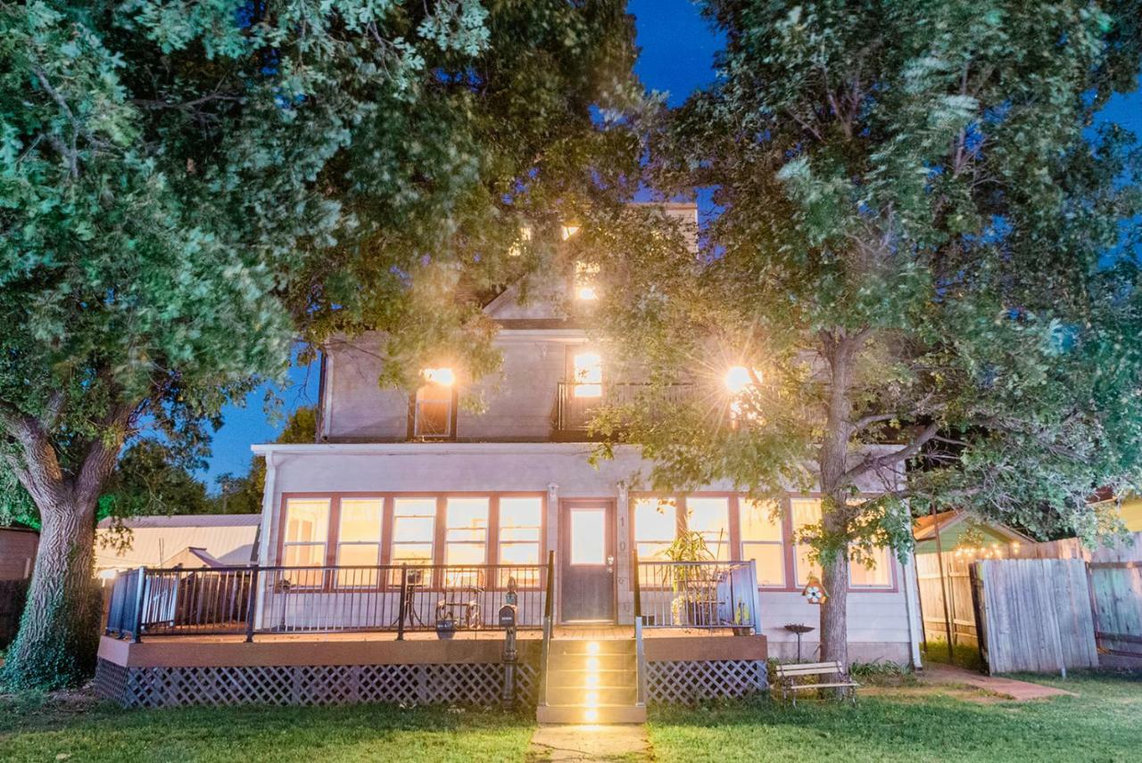 Bed and Breakfast The Wolf Manor à Ellinwood Extérieur photo